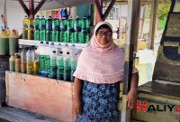 Ibu Aminah Rumata Penjual Bensin Eceran (foto: Riko/Haliyora.com)