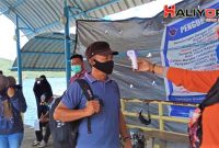 Penumpang  Spedboat Pelabuhan Semut Wajib Gunakan Masker dan Diperiksa Suhu Tubuh (foto : Sukur/Haliyora.com)