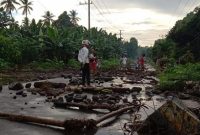 Hujan Deras Mengakibakan Banjir, Ruas Jalan Tobelo-Galela Lumpuh (foto: Arafik/Haliyora.com)