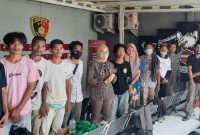Wakil ketua DPRD Heny Sutan Muda bersama 28 Mahasiswa yang Telah dibebaskan
