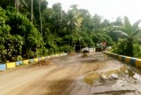 Ruas jalan menuju Ibu Kota Kabupaten Pulau Morotai terlihat rusak sana