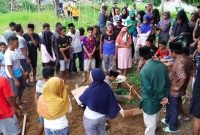 Warga Kelurahan Fitu, Kecamatan Ternate Selatan sepakat menguburkan jenazah keluarga yang meninggal di lokasi/lahan sengketa