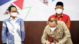 Penandatanganan Berita Acara Serah Terima (BAST) LHP oleh Wali Kota Ternate, Tauhid Soleman