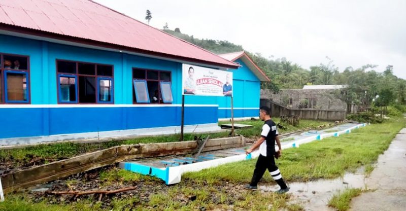 akibat Hujan deras mengakibatkan banjir dan merusak pagar sekolah SMP Negeri 38 dan SMA Negeri 35 
