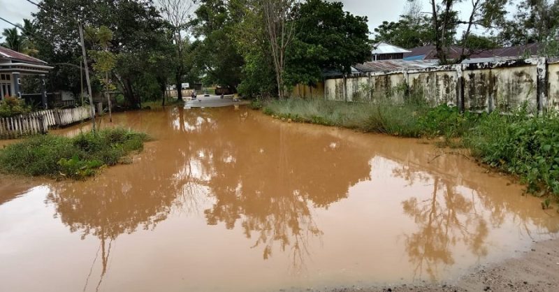 Ruas jalan di samping kantor Bupati Taliabu tergenang air setinggi kurang lebih  satu meter
