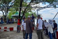 Satuan Polisi Pamong Praja (Satpol PP) Kota Ternate melakukan pembongkaran lapak di pesisir Kelurahan Mangga Dua, area pelabuhan Semut