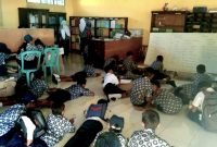 Siswa SMP di Morotai Belajar dengan Cara Melantai