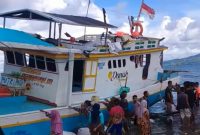 Sebuah kapal ikan terdampar di pantai Desa Kabau, Kecamatan Sula Besih Barat