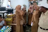 Tim Pengendalian Inflasi Daerah (TPID) melakukan operasi pengecekan ketersediaan sembako di pasar dan pertokoan di Kecamatan Sanana