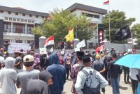 Ratusan mahasiswa Unipas Morotai menggelar aksi demonstrasi menolak kenaikan harga BBM di depan kantor DPRD Pulau Morotai, Senin (11/4/2022).