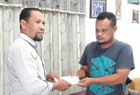 Kepala BPBD Kota Ternate, Ihsan Hamzah memberikan santunan kepada keluarga korban bencana