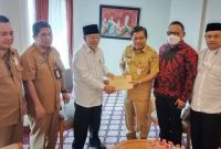Gubernur Malut, Abdul Gani Kasuba Menerima SK PJ Bupati Pulau Morotai yang diserahkan langsung Sekjen Kemendagri Suhajar Diantoro