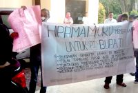 BP. HIPMAMORO menggelar aksi di halaman kantor gubernur Maluku Utara usai pelantikan pejabat Bupati Pulau Morotai