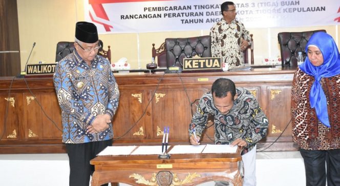 
					Penandatangan Tiga Buah Rancangan Peraturan Daerah (Ranperda) Kota Tidore Kepulauan 