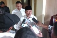 Gubernur Malut, Abdul Gani Kasuba memberi pernyataan kepada wartawan terkait upaya Pemprov dalam menyelesaikan persoalan TPP Nakes RSUD Chasan Boesoeri. (Foto: Dahri/Haliyora.id)