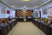 Rapat bersama wali kota Tikep dengan jajaran unit layanan di ruang rapat Walikota.