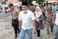 Jubir Gubernur Malut, Rahwan K Suamba ditemani Plt Direktur RSUD, Dr Alwia Assagaf, menemui pengunjuk rasa di IGD RSUD Chasan Boesoeri. (Foto: Dahri/Haliyora.id)