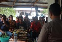 Warga Dusun Wasisumo desa Baburino kecamatan Maba, Halmahera Timur ,menyampaikan sejumlah permasalahan yang dihadapi saat dikunjungi Kapolres Haltim AKBP Setyo Agus Hermawan