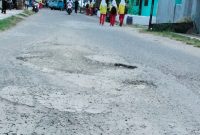 kondisi jalan di Desa Fagudu rusak parah