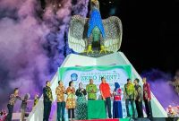 Bupati Halmahera Selatan, Maluku Utara, Usman Sidik didampingi Wakil Bupati Ali Bassam Kasuba meresmikan Tugu 'Burung Bidadari Halmahera' atau Tugu Zero Point,