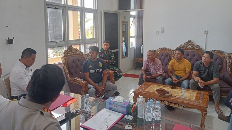 Kapolres Pulau Morotai, AKBP, Agung Reza Pratidina, saat rapat bersama dengan pihak keluarga dari korban di ruang kerjanya