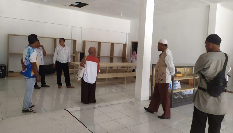 Plt Kepala Dinas Perindagkop UKM kabupaten Halmahera Selatan, Soadri Ingratubun, saat meninjau langsung kondisi ruko di pasar Se-Labuha