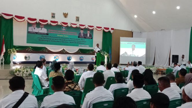 
					Bupati Usman Sidik memberikan sambutan dihadapan ratusan Kades dan camat se-Halsel di kegiatan penyusunan dokumen perencanaan pembangunan desa yang dipusatkan di Aula Kantor Bupati, Rabu (15/3/2023)