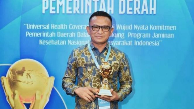 
					Pj Bupati Pulau Morotai, M Umar Ali usai menerima penghargaan Universal Health Coverage (UHC) Award di Balai Sudirman Jakarta.