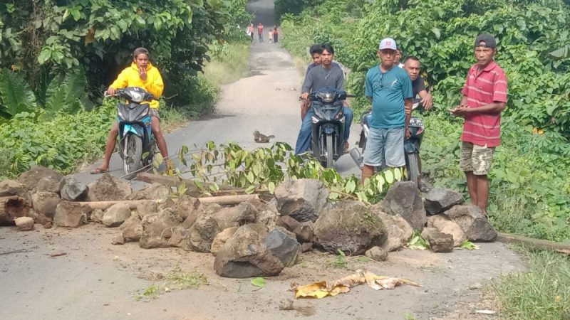 Sejumlah massa yang mengatasnamakan diri Masyarakat Petani di Desa Dokulamo Kecamatan Galela Barat, Kabupaten Halmahera Utara (Halut), dilaporkan melakukan aksi pemalangan jalan.