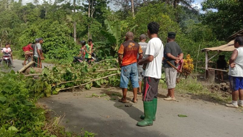 Setelah sempat dipalang, warga Desa Dokulamo akhirnya bersedia membuka akses jalan di desanya. 