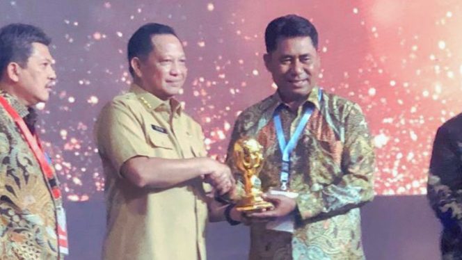 
					Mendagri Muhammad Tito Karnavian menyerahkan Penghargaan Universal Health Coverage pada Bupati Haltim, Ubaid Yakub di Balai Sudirman Jakarta.