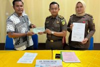 Keluarga NK, mantan Kades Bukit Durian menyerahkan uang titipan ke TPU Tipikor Kejari Tikep.