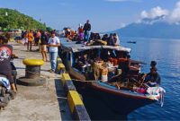 KMP Loleo Jaya yang melayani penumpang warga pesisir Pulau Moti, Kota Ternate dan Pulau Makian, Kabupaten Halmahera Selatan (Halsel), sarat dengan penumpang dan muatan yang merupakan barang belanjaan kebutuhan lebaran.