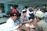 Wali Kota Ternate, M Tauhid Soleman dalam kegiatan pelaksanaan layanan pembayaran zakat infaq, sedekah dan dana sosial keagamaan lainnya di Kantor Walikota Ternate, Kamis (06/04/2023)