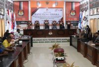 Rapat Pleno Rekapitulasi DPHP dan Penetapan DPS Pemilu Tahun 2024 untuk Kota Tikep di aula kantor KPU Kota Tikep, Rabu, 5 April 2023. (Foto: Yunus/Haliyora.id)