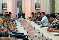 Sekprov Malut, Samsuddin A. Kadir rapat bersama dengan pimpinan perusahaan di Kantor Gubernur, Jumat (5/5/2023)