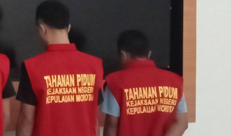 Kejaksaan Negeri (Kejari) Pulau Morotai menyerahkan dua (2) orang tersangka kasus pidana ke Lapas Tobelo