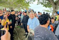Tampak Bupati Usman Sidik ikut lomba tarik tambang turut mewarnai perayaan hari jadi Kabupaten Halmahera Selatan