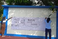 Guru dan siswa SMA Negeri 1 Kota Tidore Kepulauan di Maluku Utara memprotes keputusan Gubernur KH. Abdul Gani Kasuba melantik kepala sekolah baru