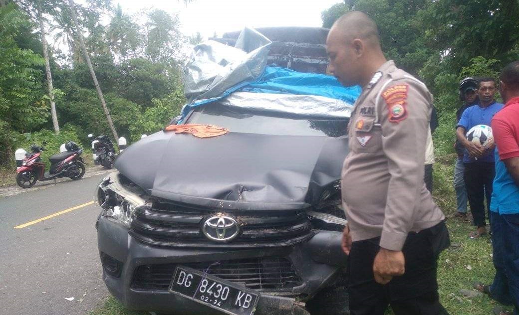 Sebuah Minibus Terbalik di Jalan Lintas Sula, Penumpang dan Sopir Dilarikan ke RS