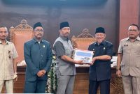Gubernur Abdul Gani Kasuba resmi menyerahkan dokumen Rancangan Peraturan Daerah (Ranperda) tentang Pertanggungjawaban Pelaksanaan APBD tahun anggaran 2022 ke DPRD Maluku Utara melalui sidang paripurna di gedung DPRD, Senin (10/7/2023)