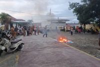 Sejumlah orang tua siswa itu melakukan protes dengan membakar selembar baliho di depan Kantor Dinas Pendidikan Kota Ternate
