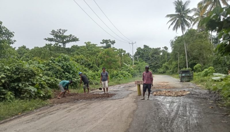 Warga Desa Daeo Majiko, Gotong Royong perbaiki jalan berlubang
