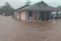 Banjir kembali menggenangi rumah warga di Desa Waitina, Kecamatan Mangoli Timur, Kabupaten Kepulauan Sula, Jum'at (14/7/2024)