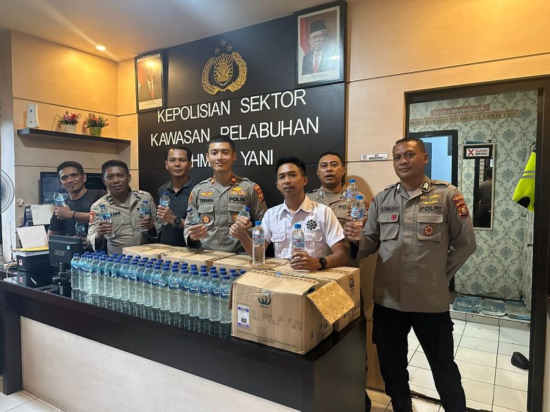 Kepolisian Sektor (Polsek) Kawasan Pelabuhan Ahmad Yani Polresta Ternate kembali mengamankan minuman keras cap tikus (CT) yang dikemas dalam 168 botol dalam kegiatan razia, Senin (17/7/2023).