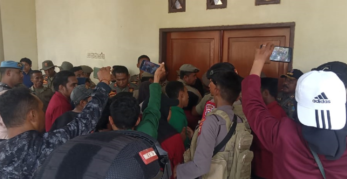 Demonstran Geruduk DPRD Sula, Minta Gunakan Hak Interpelasi