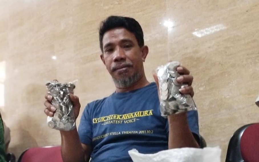 Pedagang Ini Kumpul Uang Koin di Galon Air, 2 Tahun Kemudian Jumlahnya Bikin Geleng Kepala