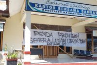 Anggota DPRD Kabupaten Halmahera Utara (Halut), Senin (20/7/2023), memboikot Kantor UPT Samsat bersama di Tobelo