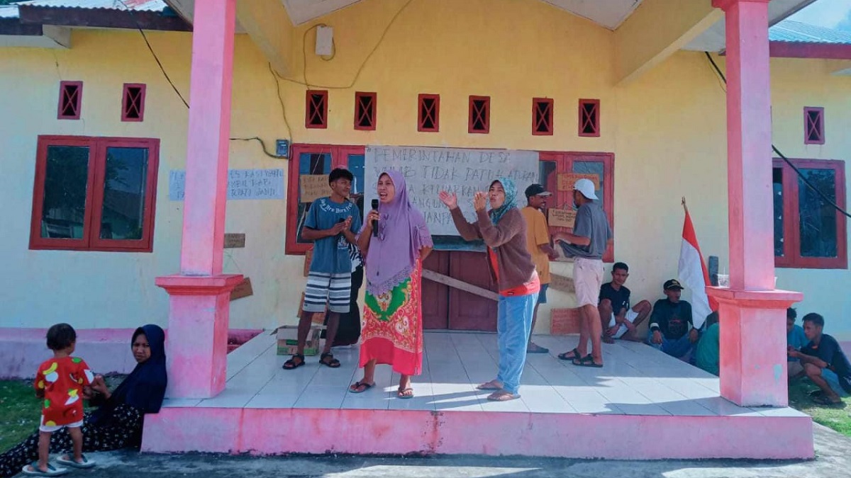Diduga Pungli dan Anarkis Kepada Warga Sendiri, Oknum Kades di Sula Didemo