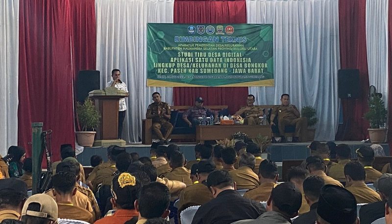 Kepala DPMD Halsel, Faris Hi Madan saat menyampaikan sambutan mewakili Bupati di kantor desa Bongkok Kecamatan Paseh Kabupaten Sumedang Jawa Barat.